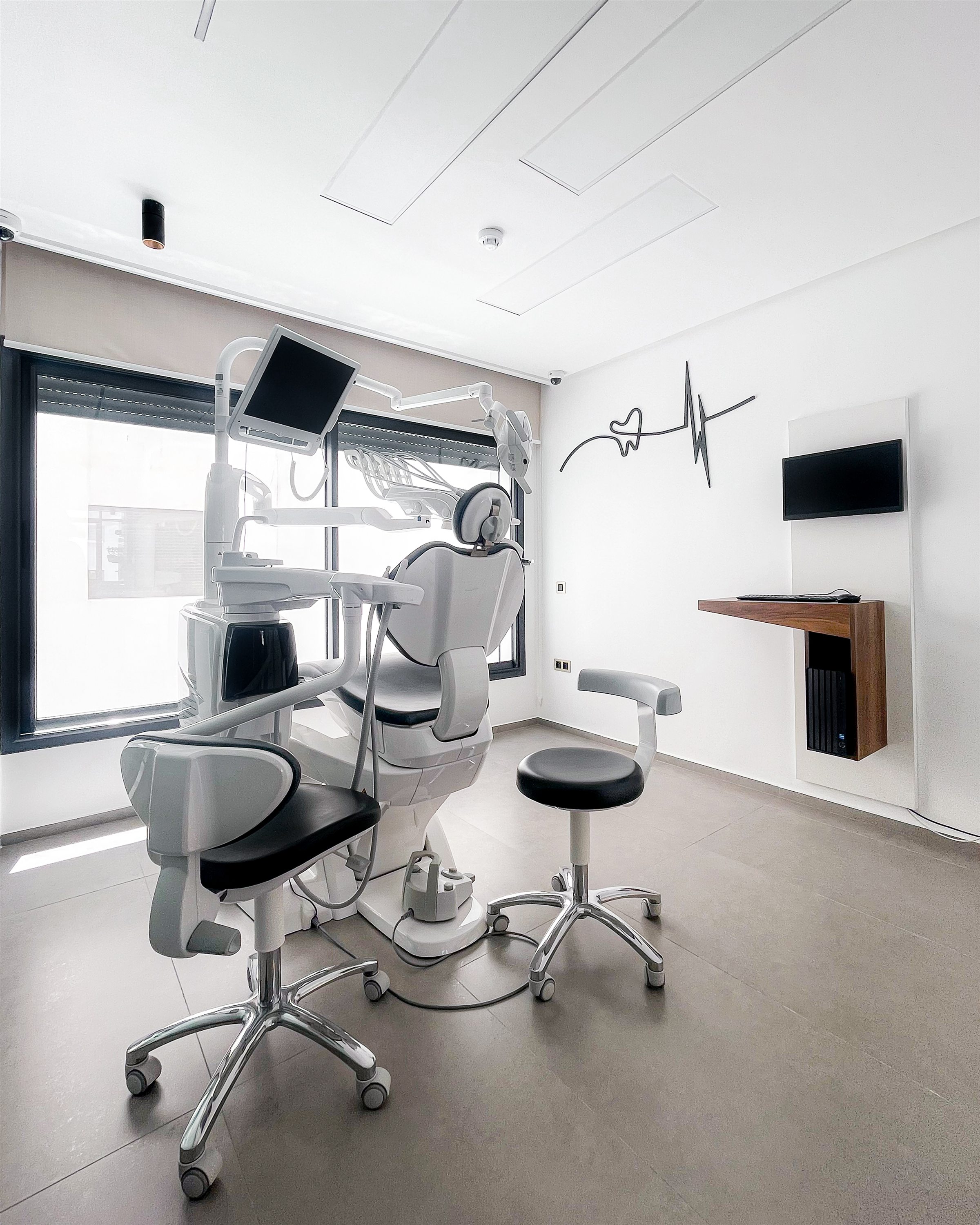 Fauteuil et équipements d'une salle de soins dentaires
